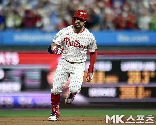 돈 안 쓰던 구두쇠 팀까지 덤볐다...현재 FA 최고 인기 선수는 바로 이 타자