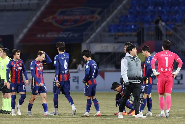 “명가의 추락, 시민구단의 침몰” 1부서 사라진 축구도시 수원