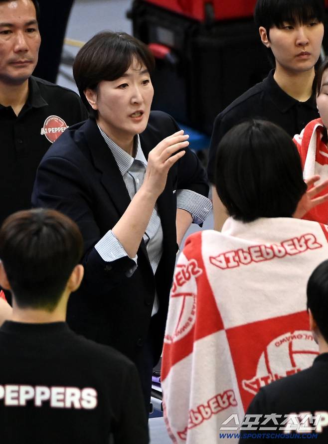 충격의 5연패.. 장소연 페퍼저축은행 감독