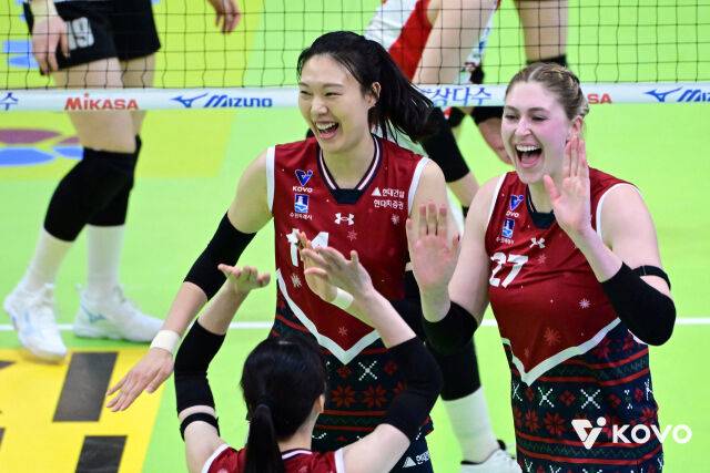 ‘197cm 옆에 190cm’ 철벽 블로킹 세운 카리-양효진...현대건설, 페퍼 꺾고 선두 맹추격 [MD수원]