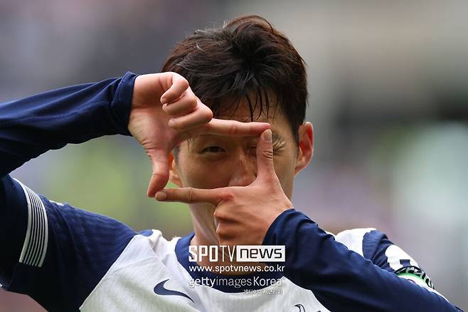 ‘오늘은 쏘니 오는 날’…한글+태극기 요구한 손흥민, '스퍼스 레전드'까지 포함한 토트넘 → '대형 벽화 완료'