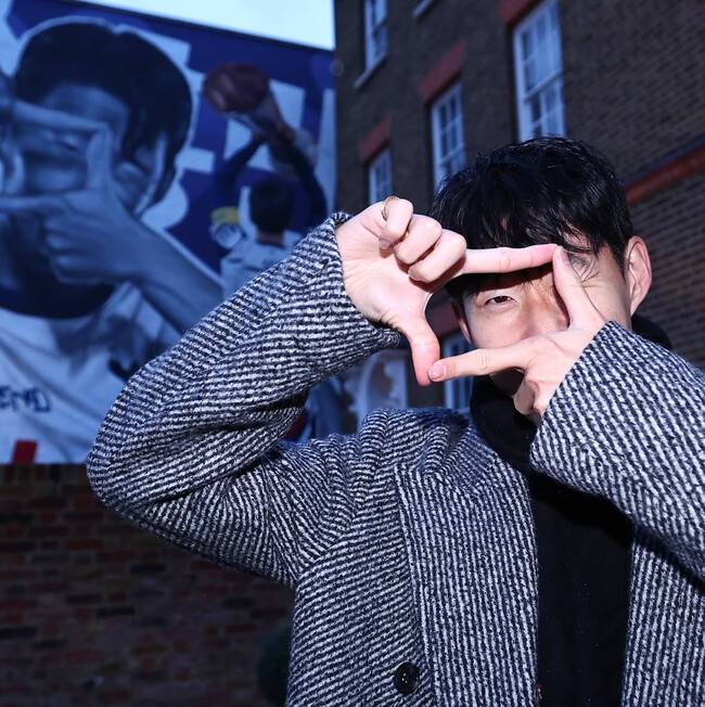 이제는 진짜 이별이다… 자신의 벽화 앞에서 ‘찰칵’ 세레머니한 손흥민, 토트넘 “우리 클럽의 아이콘”