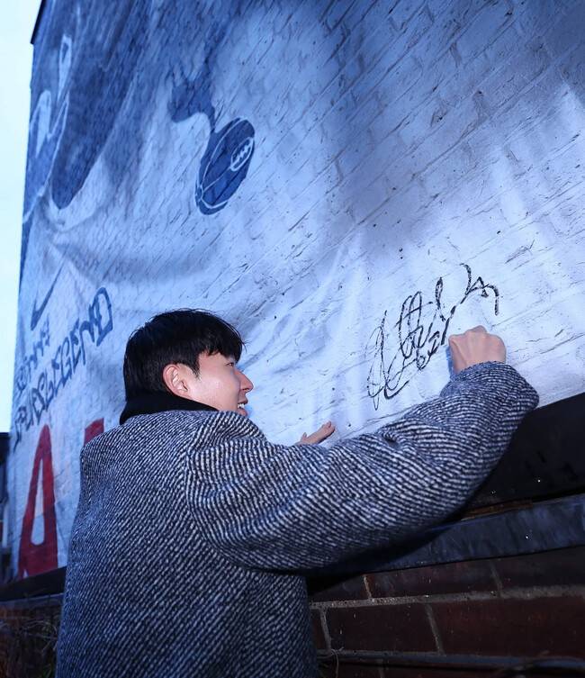 이제는 진짜 이별이다… 자신의 벽화 앞에서 ‘찰칵’ 세레머니한 손흥민, 토트넘 “우리 클럽의 아이콘”