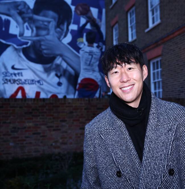 이제는 진짜 이별이다… 자신의 벽화 앞에서 ‘찰칵’ 세레머니한 손흥민, 토트넘 “우리 클럽의 아이콘”