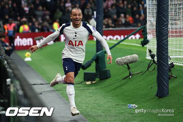 ‘토트넘 7번’ 물려받은 사비 시몬스, 알고보니 손흥민보다 주급 높다…18경기 만에 첫 골
