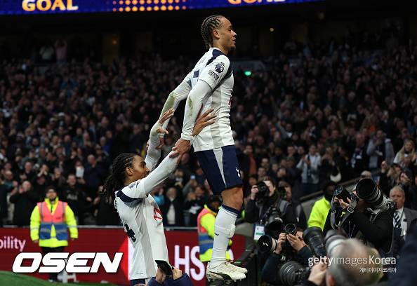 ‘토트넘 7번’ 물려받은 사비 시몬스, 알고보니 손흥민보다 주급 높다…18경기 만에 첫 골