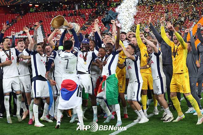 '드디어 완성' 손흥민 대형 벽화 공개, 런던 시내에 '태극기 두른 세리머니'