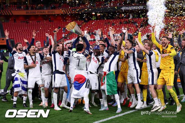 이 '역대급 장면' 런던 한복판에 '대형 벽화'로 부활...21세기를 대표하는 이름