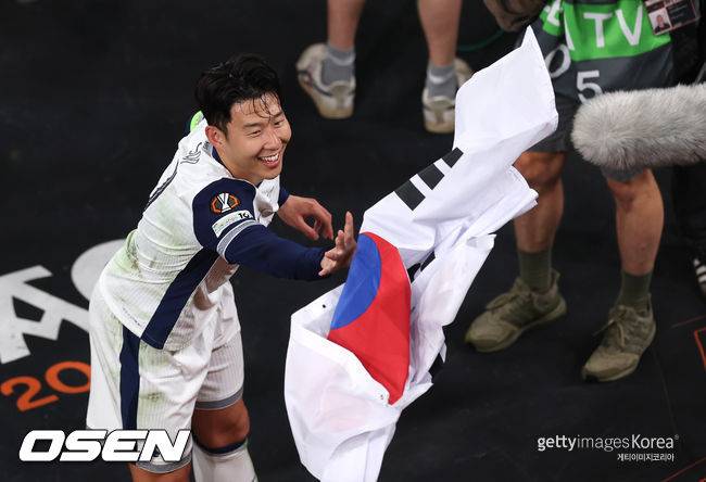 이 '역대급 장면' 런던 한복판에 '대형 벽화'로 부활...21세기를 대표하는 이름