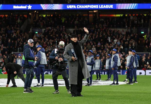 토트넘 6만 관중, 전원 기립 박수.... 손흥민의 '뜨거운 안녕'