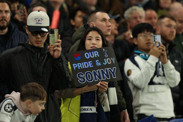 토트넘 6만 관중, 전원 기립 박수.... 손흥민의 '뜨거운 안녕'