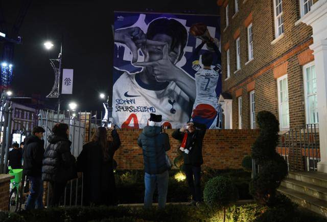 토트넘 6만 관중, 전원 기립 박수.... 손흥민의 '뜨거운 안녕'