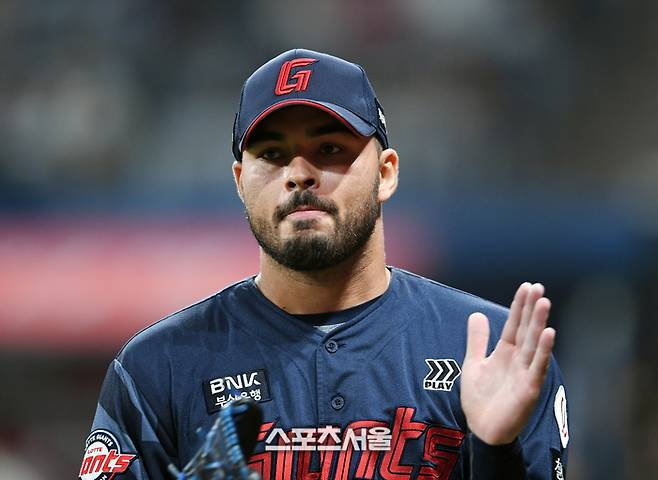 롯데 ‘1선발 에이스’ 감보아, 보스턴 레드삭스와 ML 전격 계약...