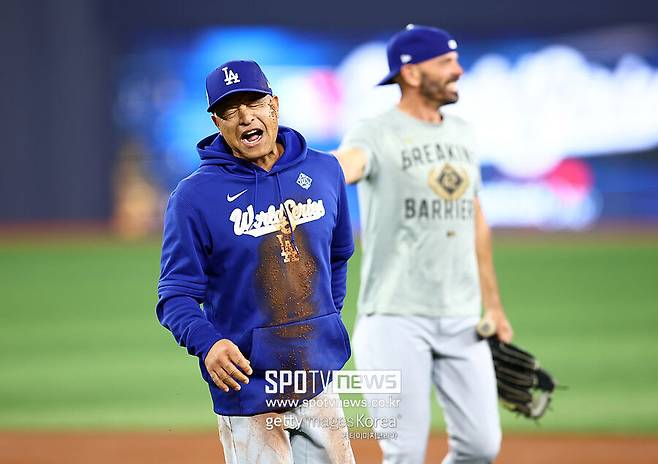 로버츠 기행에 선수들도 “뭐하는 거야?” 김혜성에 100달러 주고, WS 2연패를 이룬 ‘희대의 장사’