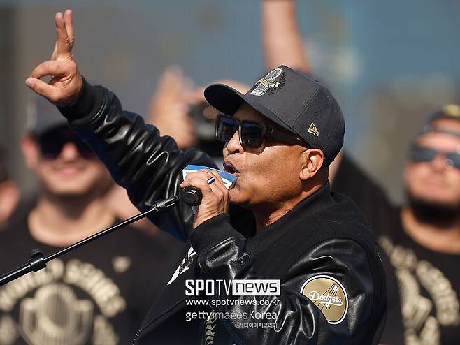 로버츠 기행에 선수들도 “뭐하는 거야?” 김혜성에 100달러 주고, WS 2연패를 이룬 ‘희대의 장사’