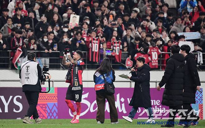 [현장에서]'울보' 린가드, 고별전서 결국 참지 못하고 '눈물 뚝뚝'…한국말로