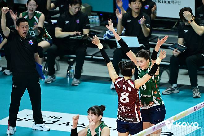 '목 쉰 여오현 효과?' 김호철 감독 사퇴한 기업은행, 파죽의 4연승 질주