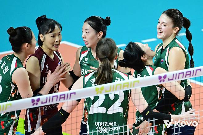 여오현 감독대행의 절묘한 포지션 변화, 박은서의 주전 세터 도약, 임명옥의 여전한 코트지배력까지…IBK기업은행의 연승은 우연이 아니다 [장충 현장 리뷰]