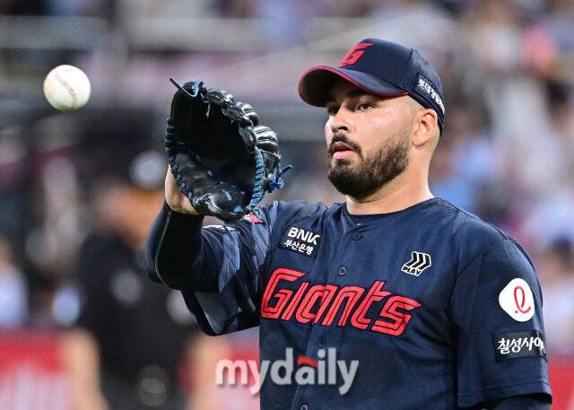 “감사합니다 롯데” 레이예스는 2년 연속 GG인데 이 투수는 역대급 용두사미…그래도 역수출 신화 도전