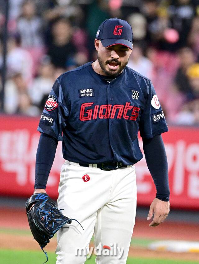 “감사합니다 롯데” 레이예스는 2년 연속 GG인데 이 투수는 역대급 용두사미…그래도 역수출 신화 도전