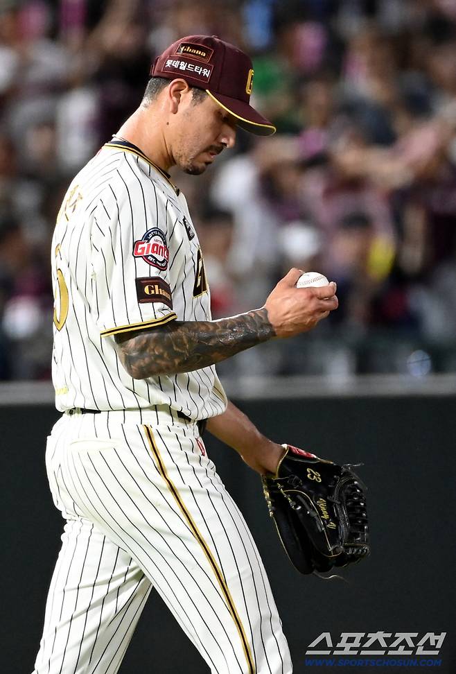 충격의 12연패, 비극의 가을야구 탈락...롯데 돈도 못썼다, 외인 원투펀치에 '몰빵'해야 산다