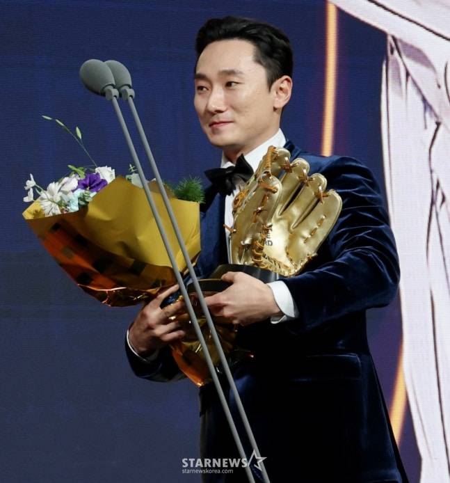 3년 전 '펑펑 울던' 26세 두 아이 아빠, LG 역사 바꿨다... 단장은 아직도 뭉클