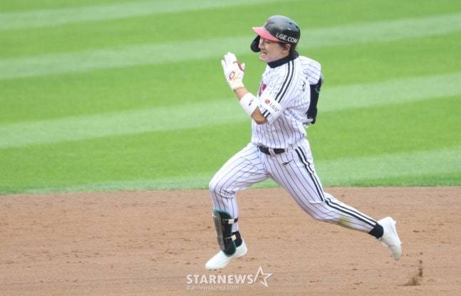 3년 전 '펑펑 울던' 26세 두 아이 아빠, LG 역사 바꿨다... 단장은 아직도 뭉클