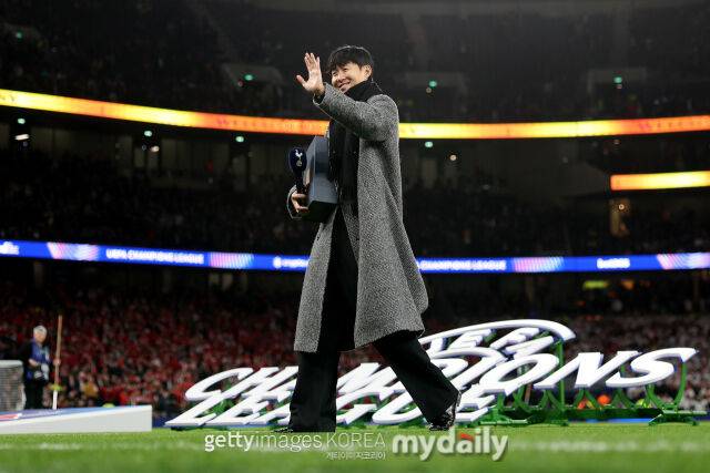 프랭크 감독도 무시했던 판 더 벤, 속옷 차림에도 주장으로 따랐던 손흥민에게 함박웃음