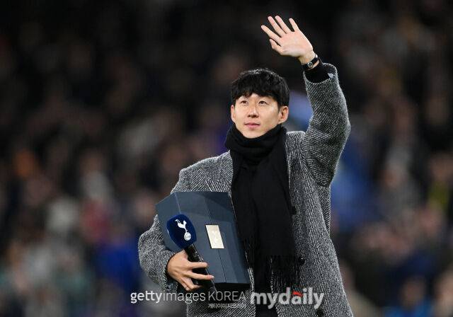 프랭크 감독도 무시했던 판 더 벤, 속옷 차림에도 주장으로 따랐던 손흥민에게 함박웃음