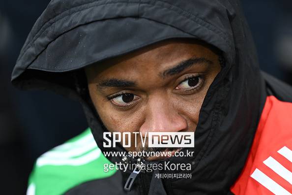 '손흥민보다 2살 어린데' 살라보다 더 심각하다 '투명인간 취급'...생일날 축하 게시글조차 없었다