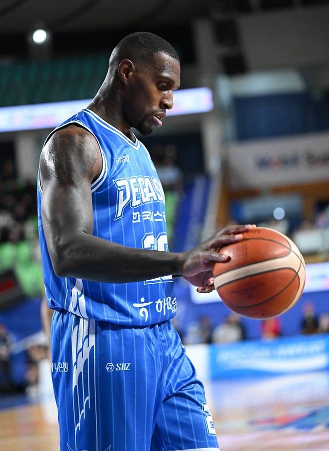 [단독]'결국 라건아 세금분쟁 터졌다!' 라건아, KCC 상대 손배소 파문…KCC