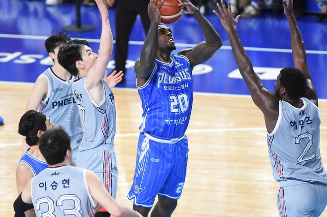 [단독]'결국 라건아 세금분쟁 터졌다!' 라건아, KCC 상대 손배소 파문…KCC