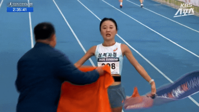 '과도한 신체 접촉 논란 아니었나?' 마라톤 김완기 감독,