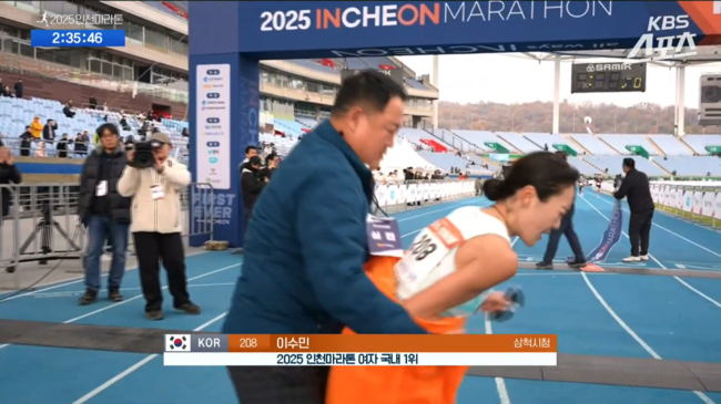 '과도한 신체 접촉 논란 아니었나?' 마라톤 김완기 감독,