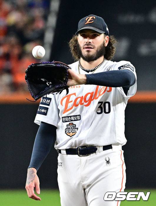 ‘한화 괜히 떠났나’ 폰세에 닥친 시련, 저지도 벅찬데 알론소마저 알동 입성...이래도 역수출 신화 쓸까