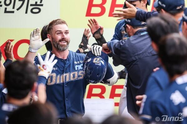 [공식발표] '이럴 수가' 홈런왕이 '연봉 삭감' 받아들였다! 옵션 실행 대신 130만$에 사인…'에이스' 라일리도 재계약