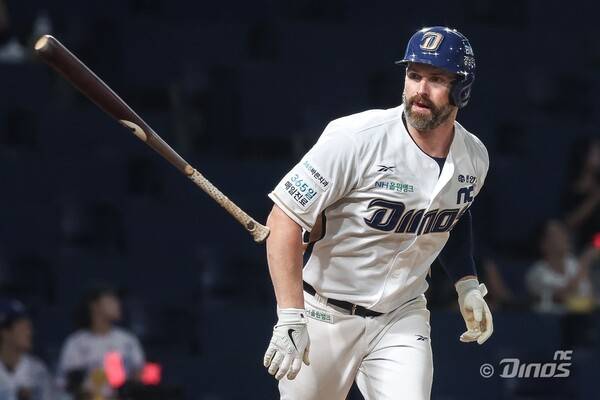 [공식발표] '이럴 수가' 홈런왕이 '연봉 삭감' 받아들였다! 옵션 실행 대신 130만$에 사인…'에이스' 라일리도 재계약