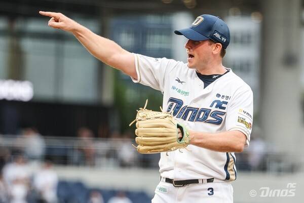 [공식발표] '이럴 수가' 홈런왕이 '연봉 삭감' 받아들였다! 옵션 실행 대신 130만$에 사인…'에이스' 라일리도 재계약