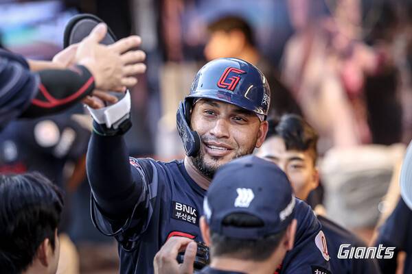 MLB 제안도 거절한 157km 투수 데려온 롯데, 대체 어떻게...