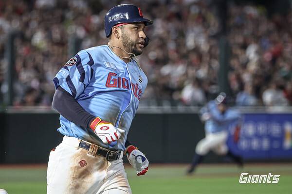 조용하던 롯데, 드디어 움직였다… 레이예스 재계약, 로드리게스-비슬리 영입