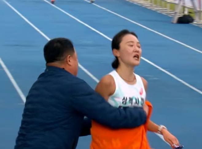 女 선수 향한 '과도한 신체 접촉 논란'→