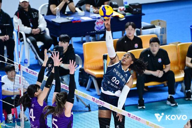 '김종민, 여자부 최다승 공동 1위 등극' 레전드의 딸 특급도우미 우뚝, 도로공사 이겼다…강소휘+타나차+모마 62점 합작 [MD김천]