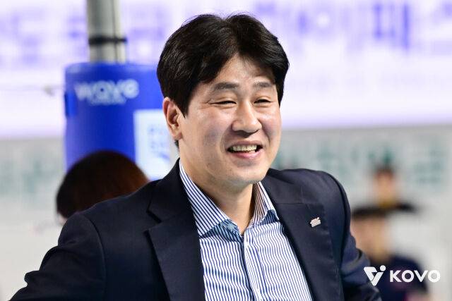 '이런 날 올 줄 알았나' 1위팀 감독, 韓 여자배구 역사에 이름 올리다