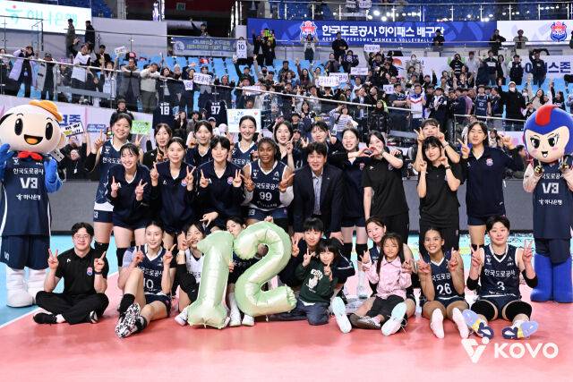 '이런 날 올 줄 알았나' 1위팀 감독, 韓 여자배구 역사에 이름 올리다