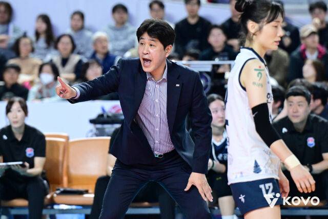 '이런 날 올 줄 알았나' 1위팀 감독, 韓 여자배구 역사에 이름 올리다