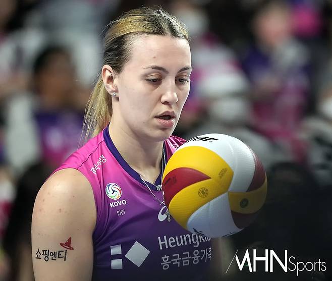 '앗, 유니폼 이름 뒤집혔네' 前 흥국생명 옐레나, 허난 솽후이서 주팅과 한솥밥