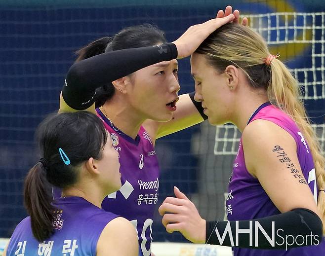 '앗, 유니폼 이름 뒤집혔네' 前 흥국생명 옐레나, 허난 솽후이서 주팅과 한솥밥