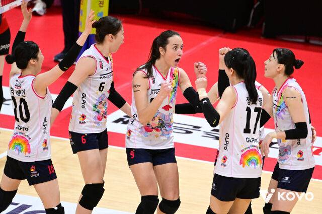 ‘자네테 도운 정호영’ 꼴찌 정관장, 페퍼저축은행 세 번 울렸다...4연패 탈출 성공 [MD광주]