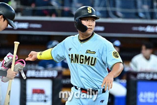 '출루율 5할' 2군 박살 낸 최강야구 신화 드디어 전역했다, 2년 연속 마법사 '신인왕' 나올까…