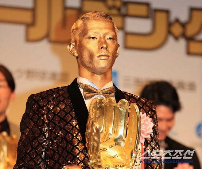 5년 연속 골든글러브 수상하면 뭐하나…FA 신청했는데 누구도 연락하지 않는다, 괴상한 퍼포먼스가 발목 잡았나[민창기의 일본야구]